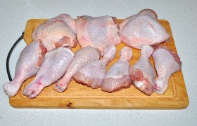 Мы взяли упаковку куриных ножек, еще одну – бедрышек, вес – 1,5 кг. Промываем, бумажными полотенцами обсушиваем и выкладываем на доску – чтобы еще обсохли, иначе горчица не удержится на кусках курицы.