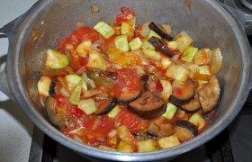 Этим соусом заливаем остальные овощи. Пробуем на соль, накрываем крышкой. Тушим на слабом огне до готовности овощей от 10-15 до 20-30 минут.
