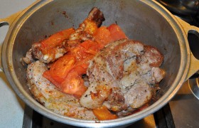 Все содержимое сковороды, вместе с обильным соком от мяса и помидоров, выкладываем к ребрышкам, перемешиваем, прогреваем на среднем огне 3-5 минут. И подаем с гарниром.