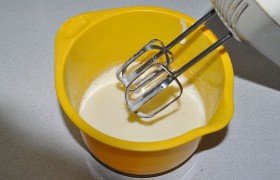Масло ставим растапливаться в микроволновку, после чего обязательно даем ему время стать чуть теплым. В миску насыпаем сахар, разбиваем оба яйца и миксером (блендером) взбиваем до белой пены.