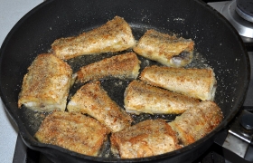 Тем временем масло в сковороде 4-5 минут разогревается на средне-сильном огне. Когда оно  перекалилось , кладем куски рыбы и по 3-4 минуты жарим с обеих сторон. Если рыба крупнее и толще – жарим немного дольше.