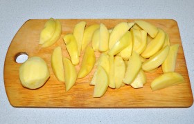 Картофелины выбираем среднего или чуть большего размера. Очистив, нарезаем дольками вдоль (обычно на 8 долек).