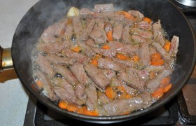 Кладем 1 ст. ложку горчицы, говядину, перемешиваем, все так же помешивая, жарим 3-3,5 минуты.
