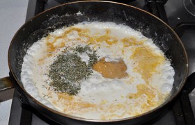 Вливаем, помешивая, вскипяченные горячие сливки или молоко. Всыпаем рубленую зелень, добавляем горчицу, чуть солим, размешиваем. 