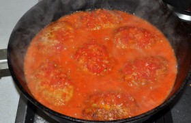 Заливаем приготовленным томатным соусом, накрываем крышкой, снижаем огонь до небольшого и тушим после закипания 4-5 минут.