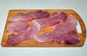 Нарезаем свинину ломтями не толще 9-10 мм, лучше – поперек мясных волокон. Посыпаем перцем и солью.