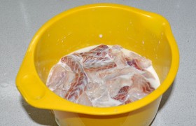 Нарезаем филе на куски, складываем в миску, заливаем молоком минимум на 15-20 минут. Затем перекладываем в дуршлаг, сливаем молоко.
