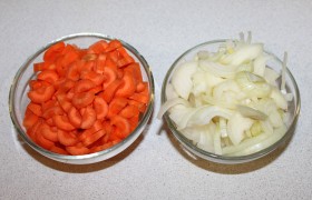 Рубим очищенные морковь и лук.
