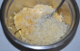 Слегка взбиваем вилкой яйцо с молоком, кладем хлопья. Мелко натираем твердый сыр, примерно четвертую часть его кладем в мисочку.