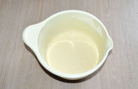 Готовим кляр из муки (1,5 стакана), крахмала (полстакана), яйца, воды (стакан) и соли.
