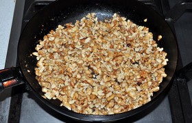 Для начинки грецкие орехи сначала несколько минут прогреваем на сухой сковороде, помешивая. Это необязательная операция, но она улучшает аромат и вкус.