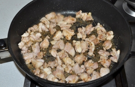 Масло в сковороде  раскаляем  за 4-5 минут (сильный огонь).  На этом же огне обжариваем 2-3 минуты кусочки курицы, перемешивая, пока они станут совсем светлыми и  появятся корочки.