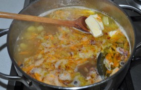 Картофель уже мягкий – кладем в суп кусочки сыра и помешиваем, пока сыр расплавляется. 