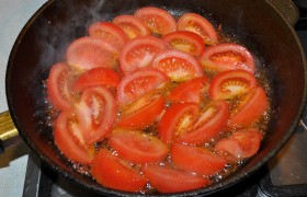 Подготавливаем помидоры: некрупные сливки делим пополам. У нас их нет? – обычные помидоры нарезаем крупными дольками.  Кладем помидоры в сковороду, где достаточно мясных соков и жира, и жарим минуты 4-5, один раз перевернув. И после этого солим и перчим их.