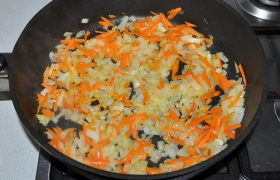После чего натираем и добавляем морковь, продолжаем пассеровку 5-6 минут.