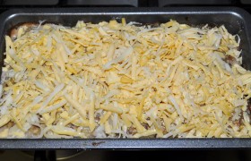 Запекаем 25-30 минут на среднем уровне духовки при 200°, затем посыпаем сыром