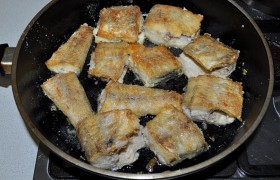 Ставим тяжелую сковороду для рыбы. Наливаем масло, оставляем его для перекаливания на 4-5 минут, установив регулятор огня между сильным и средним. Выкладываем рыбу, снижаем огонь почти до среднего и жарим от 4-5 до 7 минут каждую сторону (дольше – толстые куски крупных рыбин). Подаем с луковым соусом.