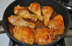 Ставим сковороду на огонь немного больше среднего, когда раскалится – жарим курицу, поворачивая, не меньше 30 минут. Этого хватит для мелких окорочков, но для крупных добавляем еще время, чтобы получить такую поджаристую корочку.