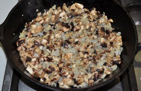 Добавляем грибы к луку, кладем сливочное масло, обжариваем с луком 4-5 минут.