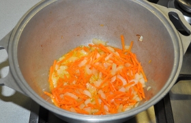 Добавляем тертую морковь,  пассерум  еще 3-4 минуты.