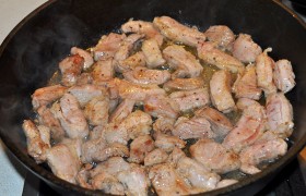 В большой сковороде  перекаливаем масло , выкладываем грудинку, жарим, помешивая лопаткой, 3-4 минуты, до того, как мясо посветлеет и только начнут появляться корочки. Если мяса много для раскладки в сковороде в один ряд – жарим по половине. 