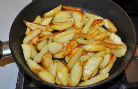 Половину топленого масла распускаем в нагретой сковороде и примерно 20 минут обжариваем картофель на огне среднем (или чуть больше) до готовности, до золотистой корочки. Солим ближе к концу жарки. Посыпаем перцем и перекладываем в миску.
