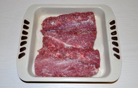Смешиваем соль и сахар, обваливаем вырезку, складываем в подходящую емкость, в которой мясо просаливается на полке холодильника 3 суток, прикрытое сверху. 1-2 раза в сутки мясо переворачиваем.
