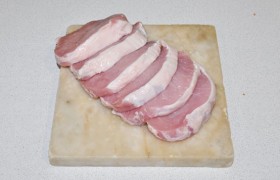 Мясо для шницелей нарезаем строго поперек мясных волокон стейками (ломтями) примерно 15-17 мм толщиной.