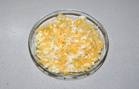 Оба куска сыра натираем на крупной терке, перемешиваем, можно при желании добавить рубленой зелени.