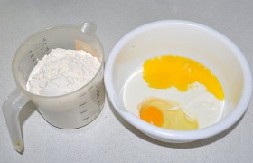 Вливаем в миску кефир и яйцо, сметану, солим, вымешиваем до однородности.
