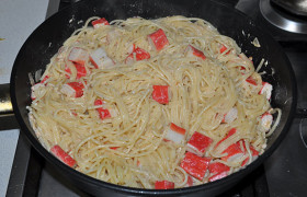 Прогреваем и добавляем сваренные спагетти. Перемешиваем.