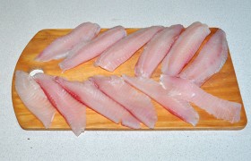 Филе размораживаем (если нет свежей рыбы), промываем, подсушиваем поверхность. Нарезаем сначала вдоль, а затем кусками по 5-7 см.