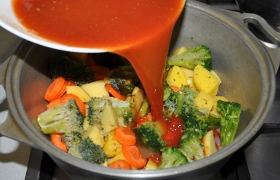 Размешиваем томатную пасту в воде с приправой, сахаром, солью, заливаем в посуду для тушения, соус не должен накрывать овощи. После закипания закрываем, снижаем огонь до слабого и оставляем  тушиться  на 18-20 минут.