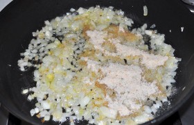 Пока варится картофель в мундире, очищаем и мелко шинкуем лук, обжариваем до прозрачности на растительном масле. Добавляем 2-3 ст. ложки панировочных сухарей, и на том же небольшом огне жарим до аппетитного золотистого оттенка.