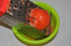 С помидорами мы поступаем просто: разрезаем пополам и натираем на терке, оставляя только тонкую кожицу.