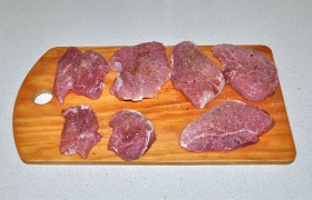 Промытое и тщательно обсушенное мясо нарезаем ломтями толщиной 18-20 мм. Приправляем перцем-солью, похлопаем ладонями, чтобы приправы лучше впитались.