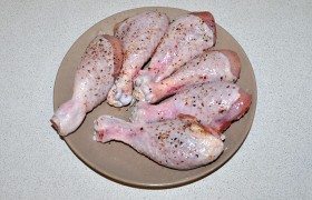 Подготовка у нас обычная: промываем и тщательно подсушиваем куски курицы. Приправляем перцем-солью, немного похлопаем ладонью, чтобы специи лучше прилипли.