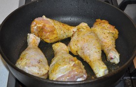 На сильном огне  перекаливаем  в толстодонной сковороде масло, обжариваем куски курицы до корочки, примерно по 2 минутки сторону. 
