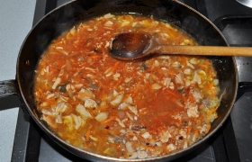 Кладем томатную пасту, раскрошенный бульонный кубик, вливаем немного кипятка из кастрюли с супом. Приправляем лавровым листом, солью, перцем. Картошка к этому моменту уже сварилась, рис – готов или почти готов.