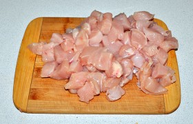 Тем временем куриное мясо нарезаем некрупными, сантиметра по 2,5-3, кусочками.
