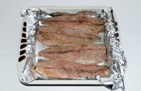 Еще раз промокаем филе полотенцами, смазываем соевым соусом. Рыба подготовлена, и мы можем готовить ее сразу - либо даже через 8-12-24 часа, которые она проведет в холодильнике. Выбранную для рыбы форму застилаем фольгой, промазываем маслом. Выкладываем филе скумбрии (кожа снизу). Посыпаем травками, если нет итальянских – прованскими, или хотя бы майораном, или приправой для рыбы; перцем, солью.