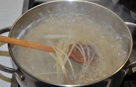 Опускаем в кипящую подсоленную воду спагетти, варим, как положено, 5-7 минут до готовности  аль денте . Сливаем воду и оставляем пасту в кастрюле. Пасту можем сварить и другую.