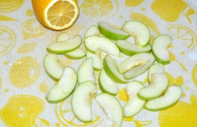 Мы уже нашинковали лук. Яблоки, удалив сердцевину, нарезаем нетолстыми долькам, хорошо сбрызгиваем соком лимона.