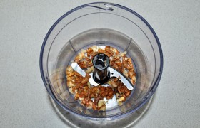 Орехи измельчаем в крошку с помощью блендера или закладываем в пакетик и прокатываем скалкой.