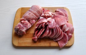 Подготовка ингредиентов проста: свинину, для удобства нарезки не полностью размороженную (или специально слегка подмороженную) нарезаем тоненькими ломтиками, небольшими. На второй доске рубим наискось стебли лука-порея.