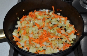 Затем еще 3 минуты обжариваем с морковью.