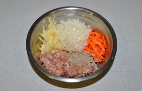 Очищенные картофель и морковь крупно натираем, лук – мелко рубим, овощи смешиваем с мясным фаршем, солью, приправой, перцем. Превращаем руками в однородную массу.