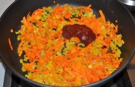 На сковороде разогреваем немного растительного масла, несколько минут на среднем огне обжариваем нашинкованный лук и натертую (или нарезанную кружками) морковь.