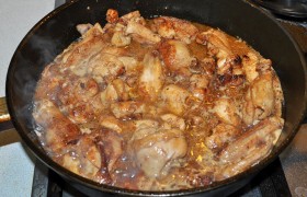 кладем курицу, добавляем кипятка – чтобы соус почти прикрыл мясные кусочки. Солим по вкусу, если надо - добавляем перца. После закипания накрываем плотной крышкой и тушим 10-12 минут, до полной мягкости мяса.