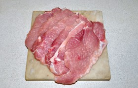 Кусок мяса, вымытый и слегка обсушенный, делим на ломти толщиной около 2 см, не забывая резать поперек волокон.  Отбиваем  (в пищевом пакете) до толщины менее 1,5 см. 